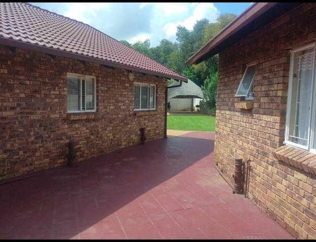 5 BEDROOM HOUSE FOR SALE IN ROOIHUISKRAAL NORTH